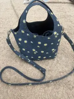 ZARA デニムショルダーバッグ　ミニ　花柄刺繍のサムネイル