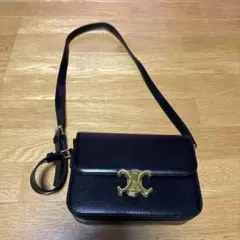 黒いレザーショルダーバッグ ゴールド金具付き