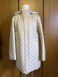新品　タグ付　アマカ　キルティングコート　中わた　薄いベージュ　フード　L
