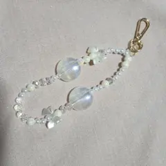 リボン　ホワイトビーズのストラップ　ハンドメイド