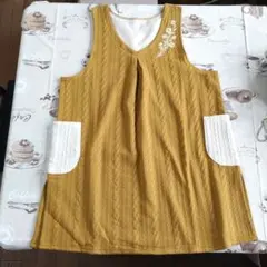 新品未着用 ニットエプロンマスタード色 花の刺繍