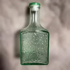 【お値下げ!!】緑色ガラス　四角形ボトル　蓋付き