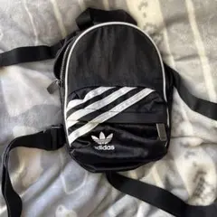 adidas ストライプデザイン リュック