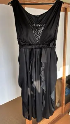 パーティ用ドレス　ビーズ装飾付き