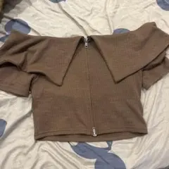 オフショルダーリブトップス ブラウン