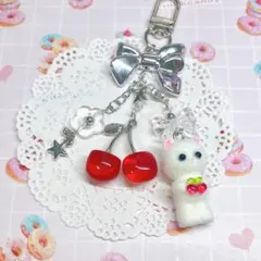 ビーズキーホルダー　ねこちゃん　さくらんぼ