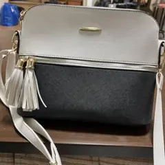 ホワイト/ブラック ショルダーバッグ タッセル付き