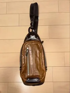 GOTCHA ブラウン スリングバッグ 合成皮革 フロントポケット付き 
