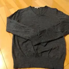 ユニクロ　エクストラファインメリノウール Vネックセーター M ダークグレー