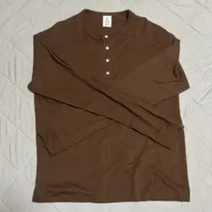 The Hadagi ブラウン ヘンリーネック 長袖シャツ