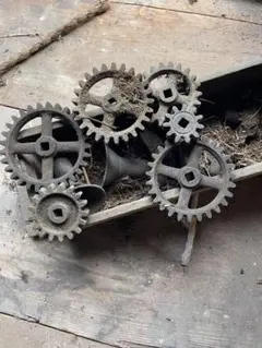 黒い金属製歯車セット