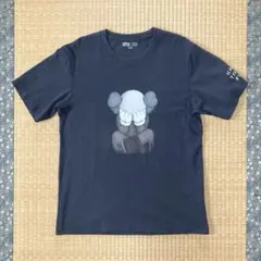 ユニクロ×カウズ Tシャツ UT KAWS..半袖　ダークグレー　Lサイズのサムネイル