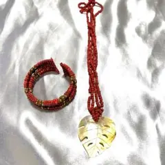 赤いビーズバングル　ブレスレットとリーフ型ペンダントのセット