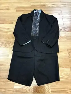 新品☆130 男の子 フォーマル　スーツ 4点セット　黒　ストライプ　入学式
