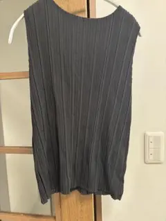 UNIQLO 黒 プリーツ タンクトップ Mサイズ