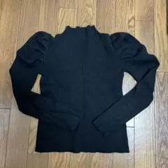 黒ニットトップス