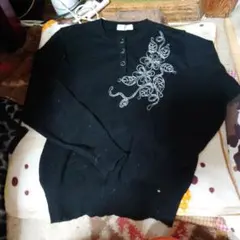 黒の刺繍入り長袖ニットセーター中古品