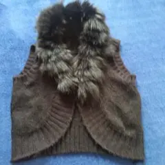 ファー付きブラックニットベスト