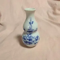 白磁　染付　梅に瓢箪の花瓶