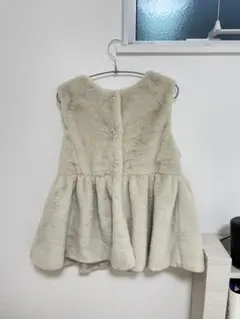 アイボリー フリルデザイン ノースリーブベスト M