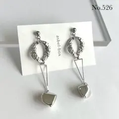 526：4月新作 ピアス/イヤリング ロング 三角 個性的 揺れる かっこいい