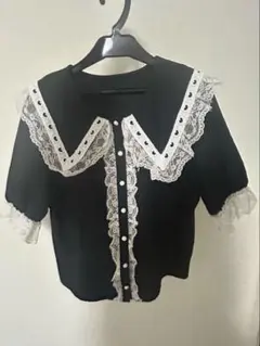 レース襟付き黒半袖ブラウス（地雷）