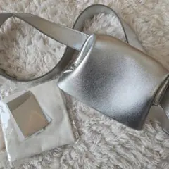 OSOI メタリックシルバー ショルダーバッグ
