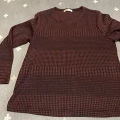 赤と黒の柄長袖トップス