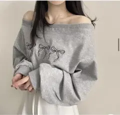 リボン刺繍 オフショルダー グレー トレーナー
