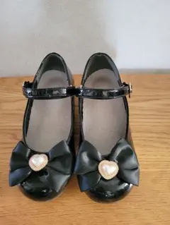 黒いリボン付きフォーマルシューズ