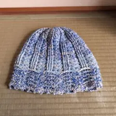 青と白のニットキャップ