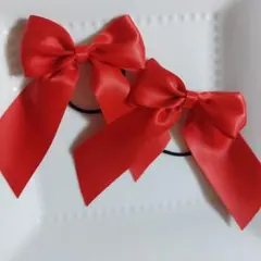 サテン素材の鮮やかな赤いリボンタレ付きヘアゴム2個セット