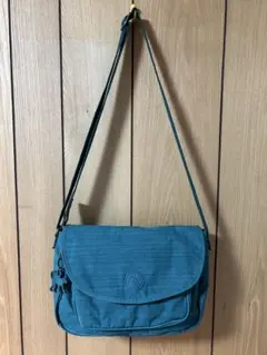 キプリング　グリーンフラップ付きショルダーバッグ チャーム付き