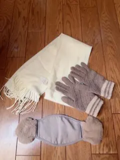 クリーム色フリンジマフラーと手袋、耳あてセット