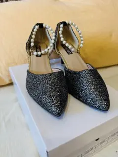 エレガントな黒と銀のグリッターパンプス