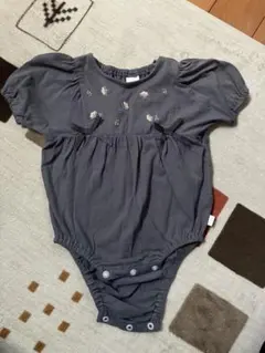 ベビー　バースデイ　テータテート　グレー 刺繍 リボン付きロンパース　70cm