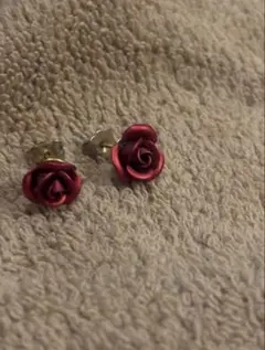 未使用バラのピアス