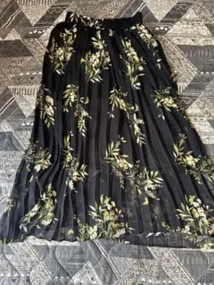 AZUL 花柄シフォンプリーツスカート 黒のサムネイル