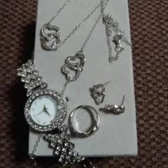 シルバーアクセサリーセットとブレスレット時計