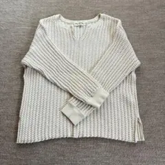 リブ編みクリーム色ニットセーター