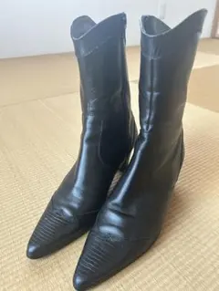 t.inabaの黒のレザー ポインテッドトゥブーツ