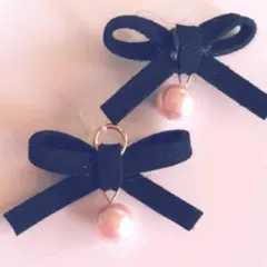 黒スエードリボン薄いピンクパール樹脂ピアス イヤリング交換可 パーティー結婚式に