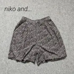 niko and... ニコアンド ☆ 小花柄ショートパンツ ウエスト後ゴム 黒のサムネイル