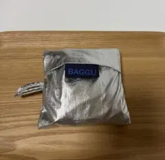 新品 baggu バグゥ　baby メタリック　シルバー　エコバッグのサムネイル