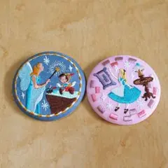 ディズニー　刺繍缶バッジ　ピノキオ　ふしぎの国のアリス　2つセット