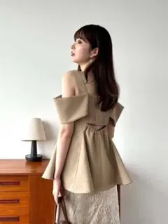 FRAY I.D（フレイ アイディー） オフショルペプラムチュニック　ベージュ