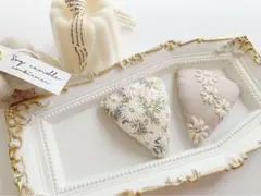 ハンドメイド＊リバティ ムーンモス＊三角パッチンピン＊刺繍生地＊2個セット