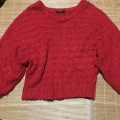 ポンチョ型赤ニット