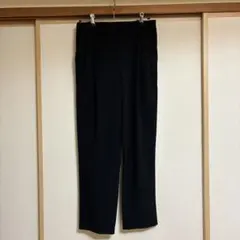 ikka 黒のプリーツ入りストレートパンツ