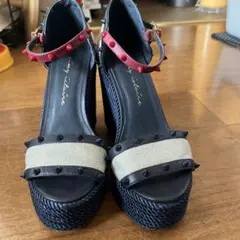 スタッズ付きストラップハイヒール